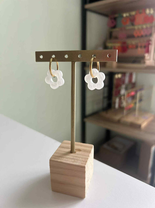 Boucles d'oreilles en forme de fleurs en résine blanches nacrées