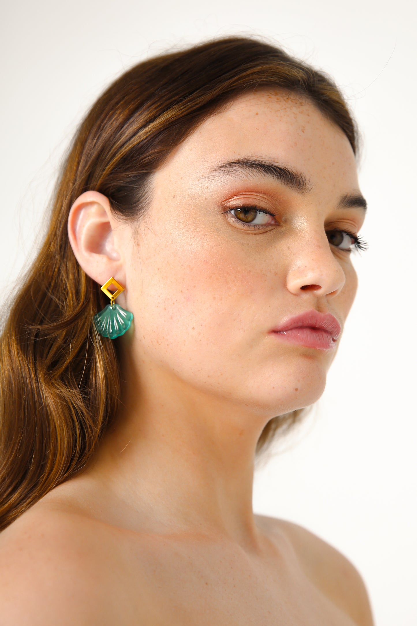 Boucles d'oreilles en forme de petites coquilles Saint-Jaques "Collection AQUA " en résine