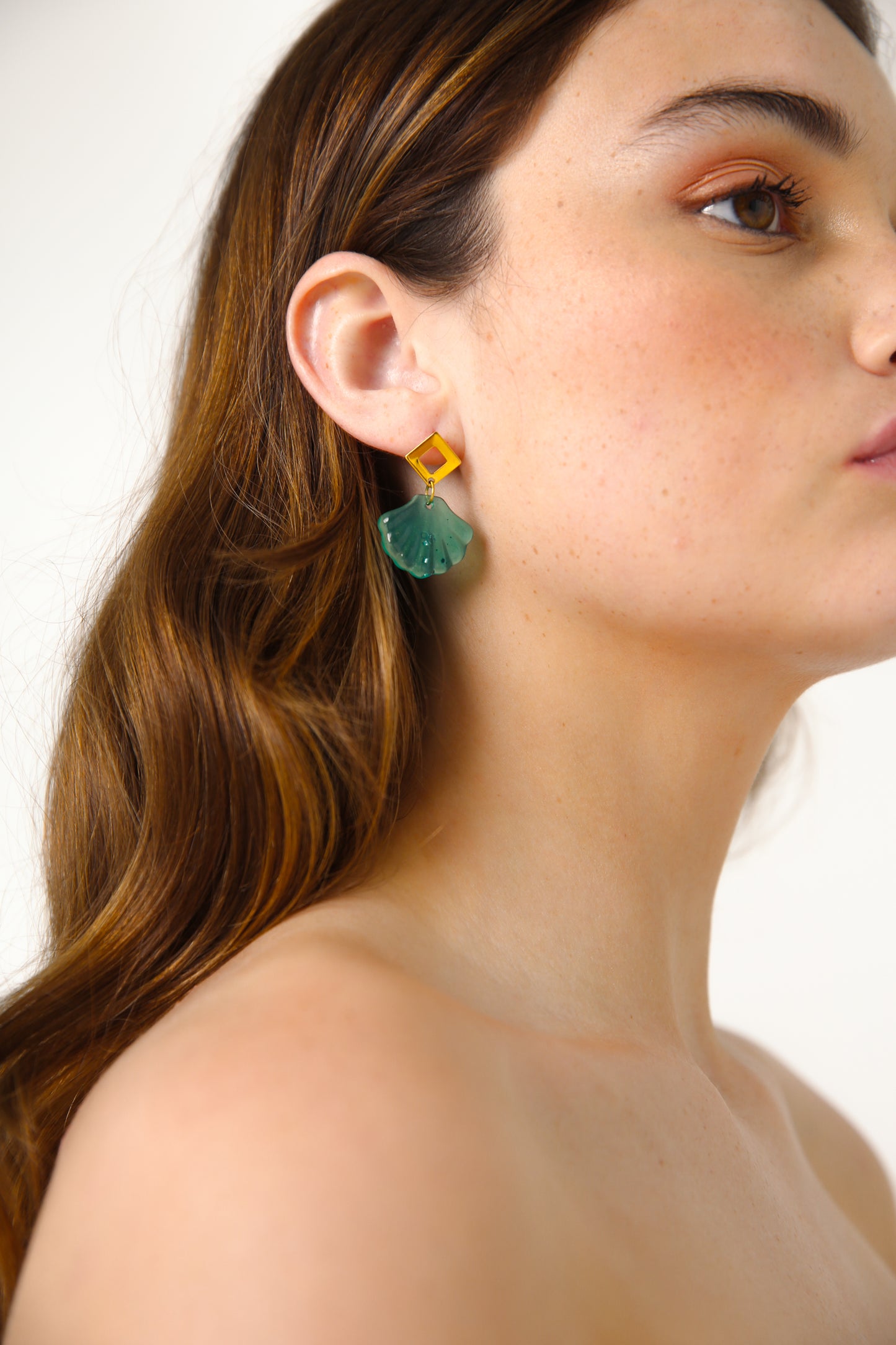 Boucles d'oreilles en forme de petites coquilles Saint-Jaques "Collection AQUA " en résine