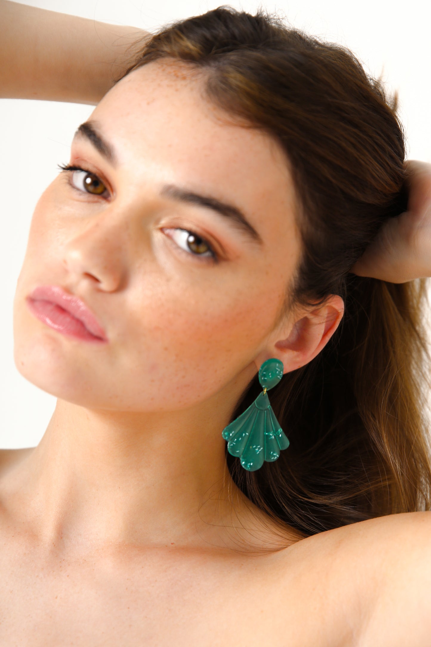 Boucles d'oreilles en forme de coquilles Saint-Jacques allongées " Collection AQUA " en résine